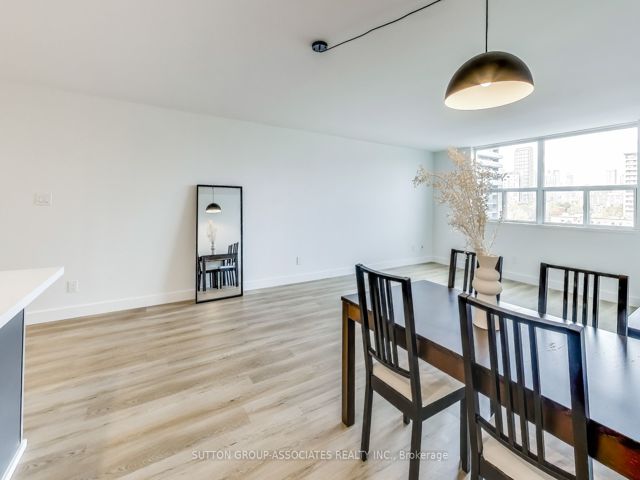 818 - 323 Richmond St E