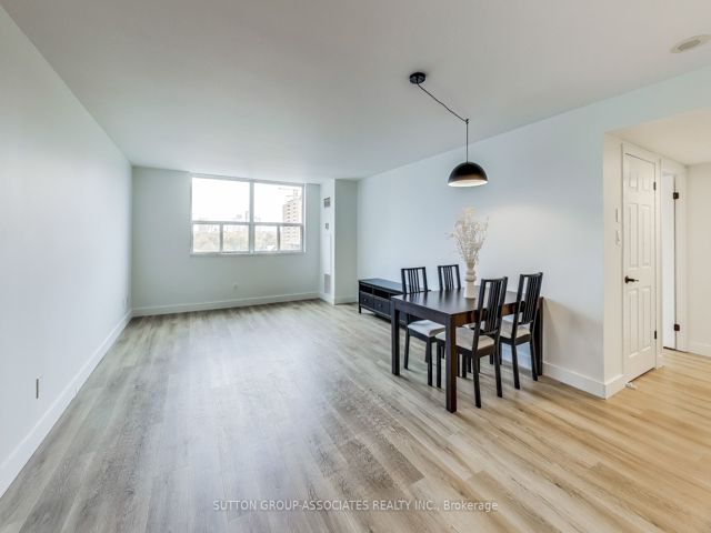 818 - 323 Richmond St E