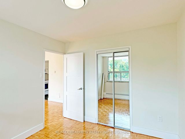 401 - 666 Spadina Ave