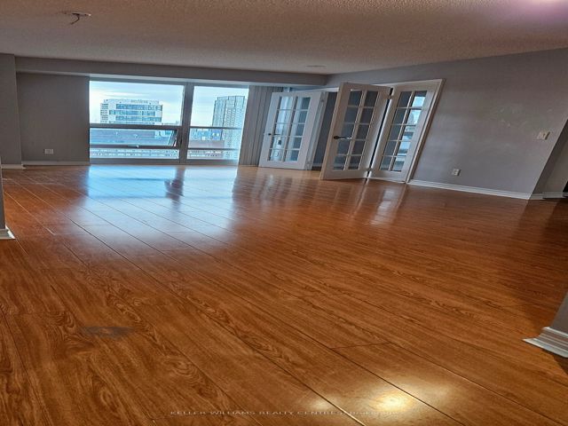 2405 - 763 Bay St