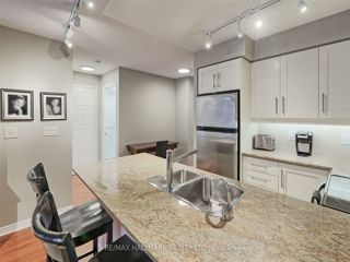 1102 - 736 Spadina Ave