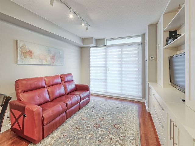 1102 - 736 Spadina Ave