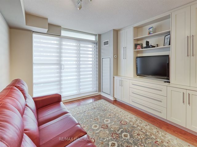 1102 - 736 Spadina Ave