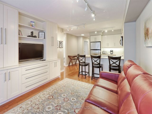 1102 - 736 Spadina Ave