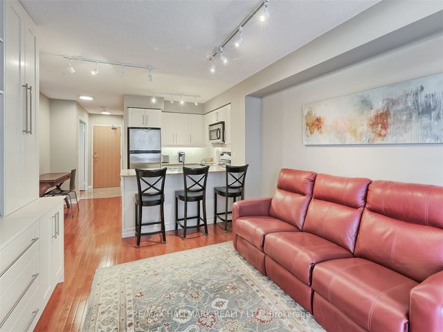 1102 - 736 Spadina Ave