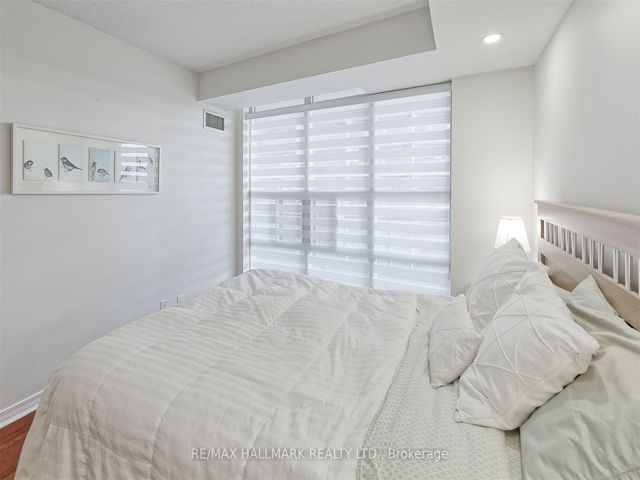 1102 - 736 Spadina Ave