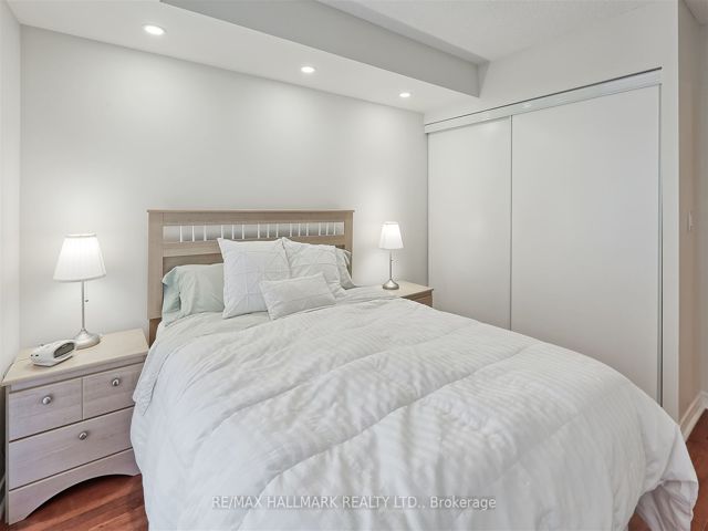 1102 - 736 Spadina Ave