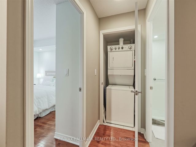 1102 - 736 Spadina Ave