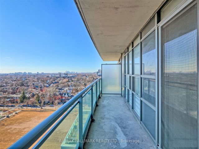 1102 - 736 Spadina Ave