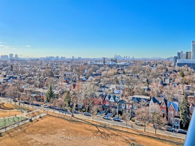 1102 - 736 Spadina Ave