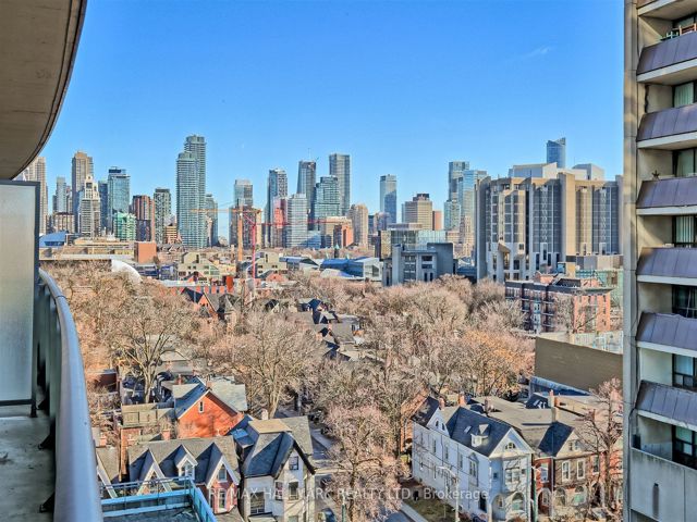 1102 - 736 Spadina Ave