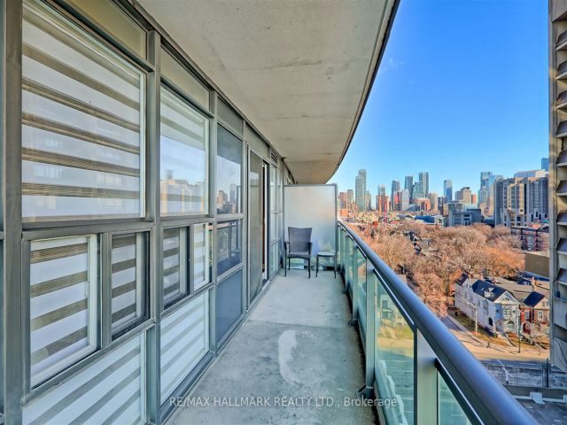1102 - 736 Spadina Ave