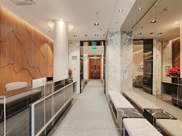 1102 - 736 Spadina Ave