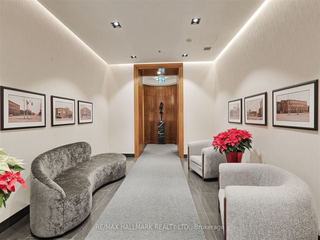 1102 - 736 Spadina Ave
