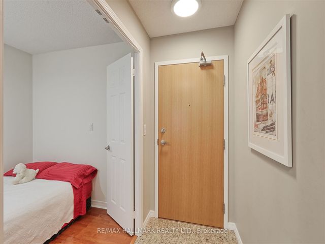 1102 - 736 Spadina Ave