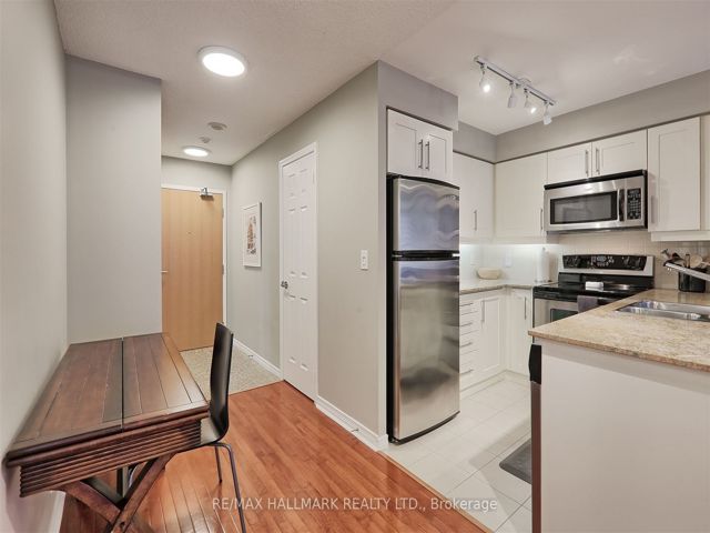 1102 - 736 Spadina Ave