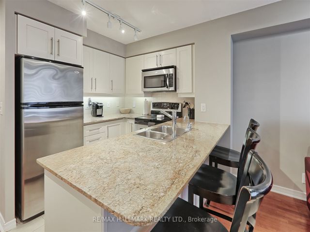 1102 - 736 Spadina Ave