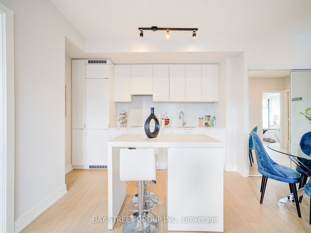 3211 - 7 Grenville St