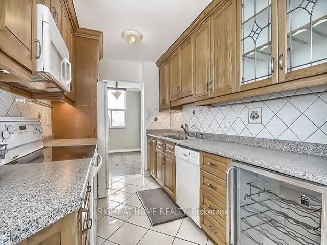 1610 - 205 Hilda Ave