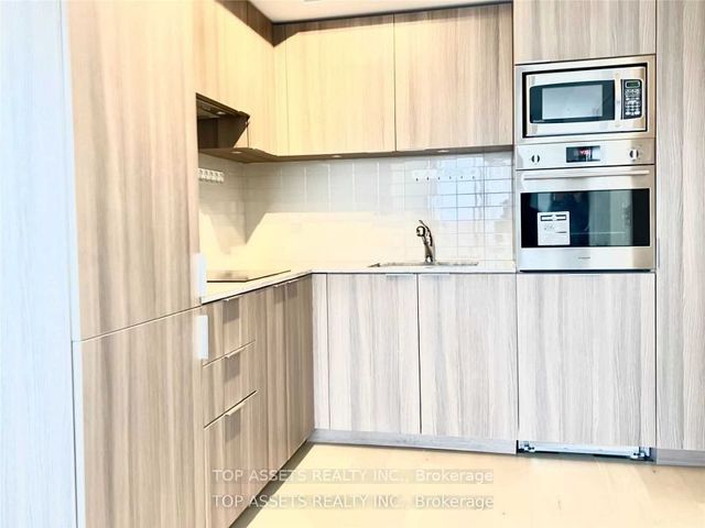 1102 - 11 Wellesley St