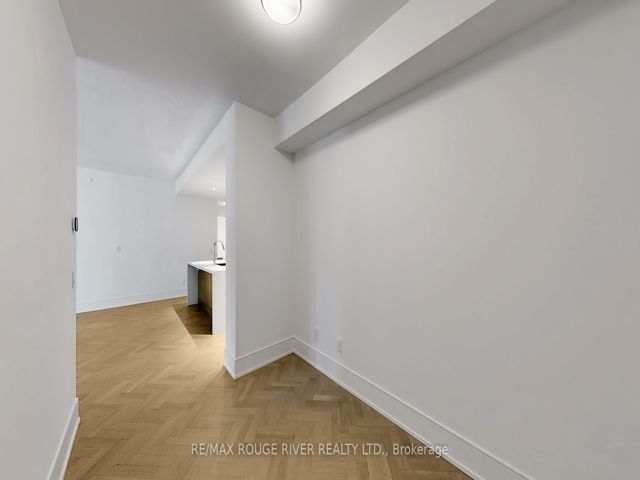 806 - 455 Wellington St W