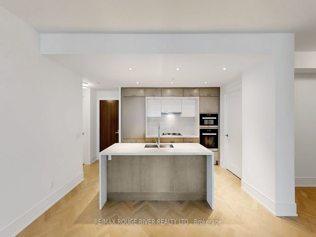 806 - 455 Wellington St W