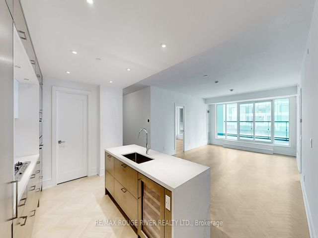 806 - 455 Wellington St W