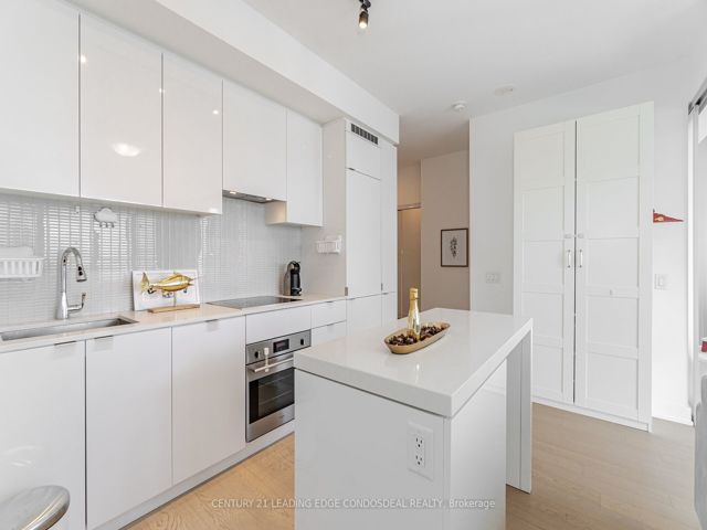 2707 - 7 Grenville St