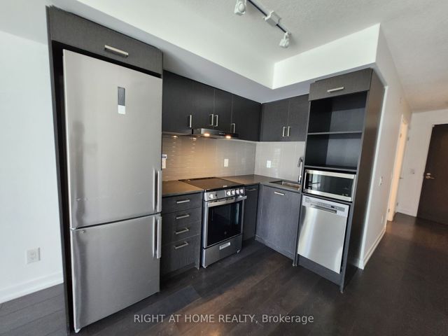805 - 219 Dundas St E