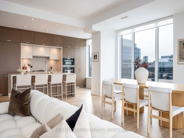 1110 - 455 Wellington St W