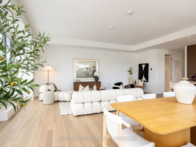 1110 - 455 Wellington St W