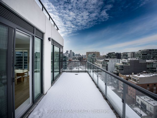 1110 - 455 Wellington St W