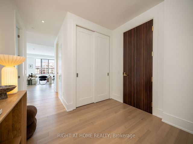 1110 - 455 Wellington St W