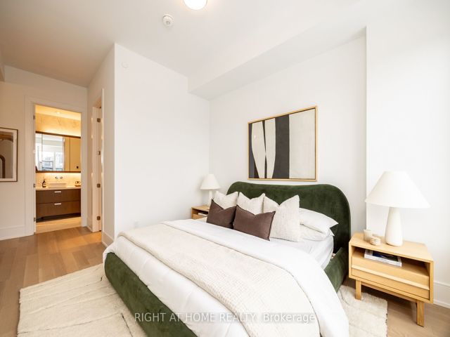 1110 - 455 Wellington St W