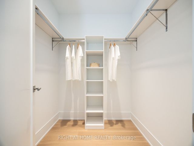 1110 - 455 Wellington St W