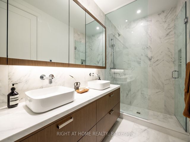1110 - 455 Wellington St W