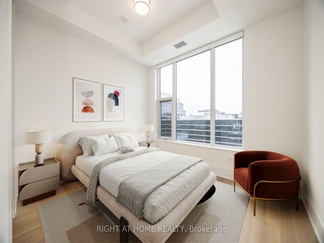 1110 - 455 Wellington St W
