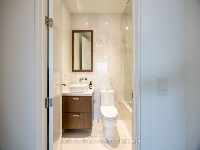 1110 - 455 Wellington St W