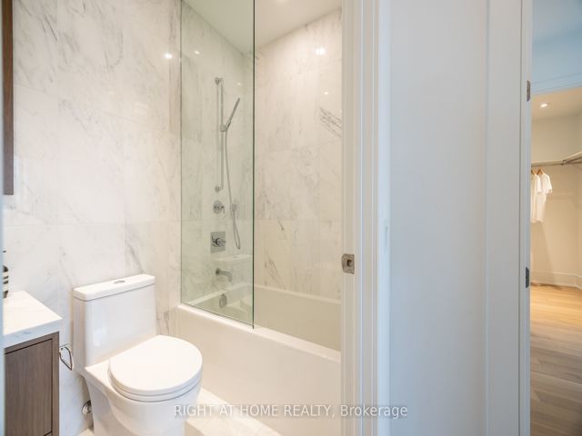 1110 - 455 Wellington St W