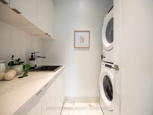 1110 - 455 Wellington St W