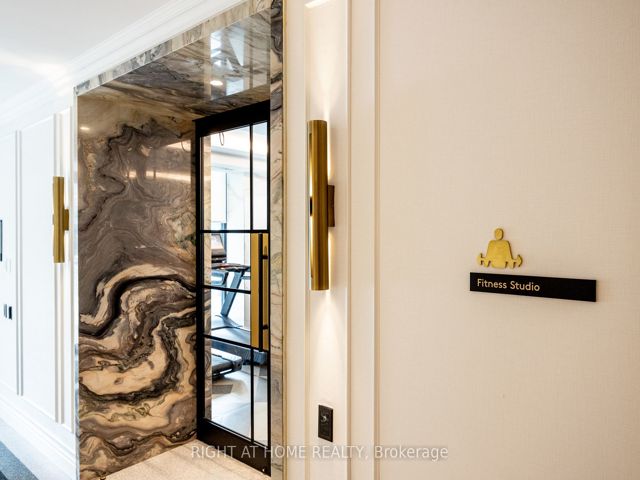 1110 - 455 Wellington St W