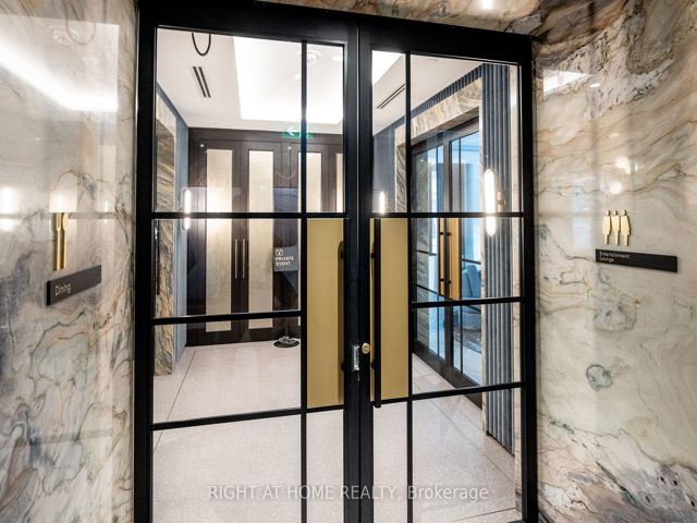 1110 - 455 Wellington St W