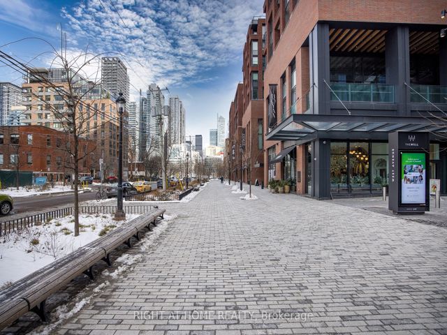 1110 - 455 Wellington St W