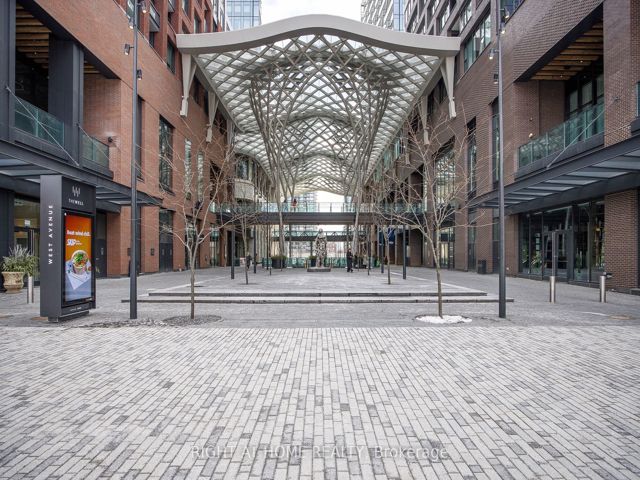 1110 - 455 Wellington St W