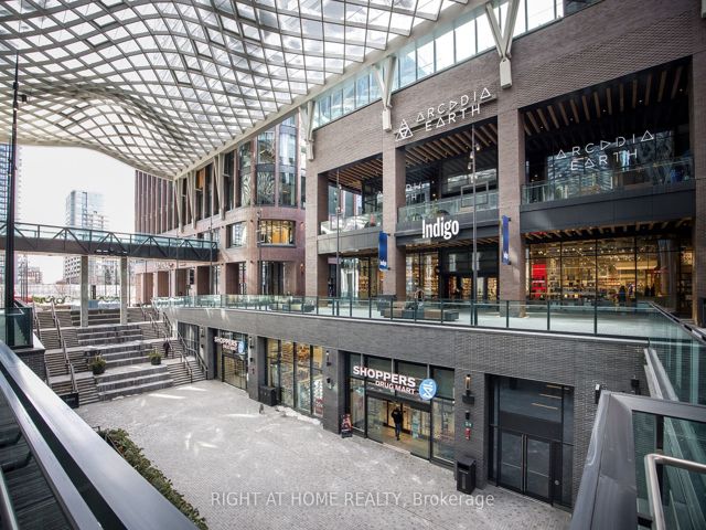 1110 - 455 Wellington St W