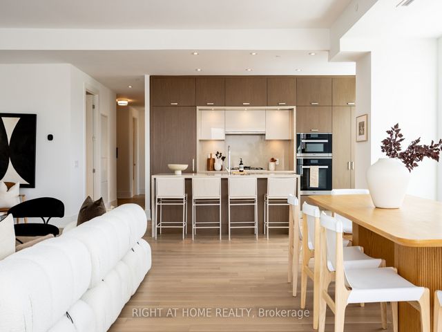 1110 - 455 Wellington St W