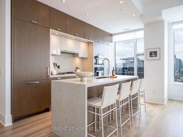 1110 - 455 Wellington St W