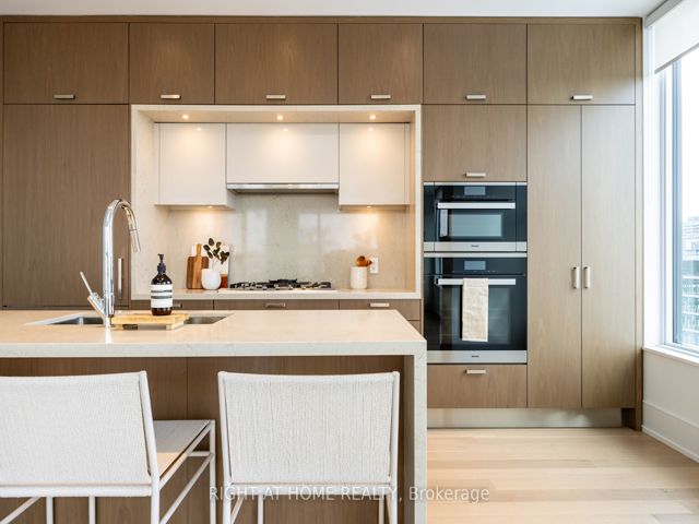 1110 - 455 Wellington St W