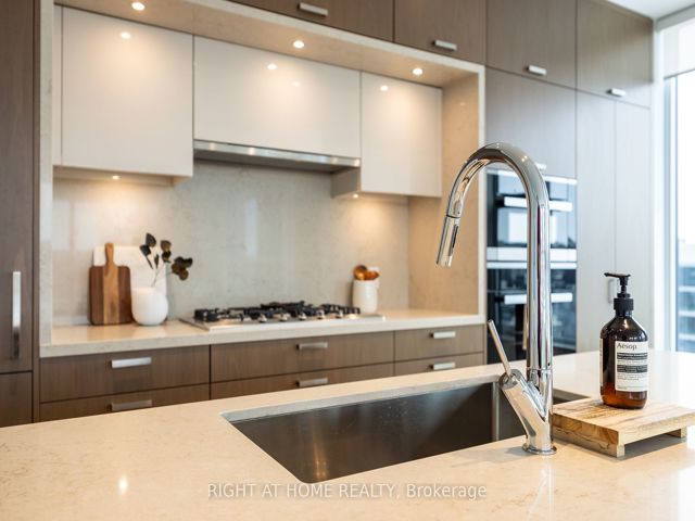 1110 - 455 Wellington St W