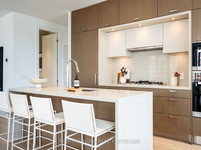 1110 - 455 Wellington St W